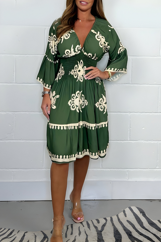 Robe élégante avec motif et décolleté en V – parfaite pour toute occasion