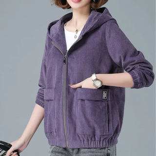 Veste en corduroy violet à capuche, zip sur l’avant, poches plaquées et écusson