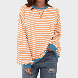 Pull décontracté rayé orange et blanc, encolure en V, manches longues, coupe ample.