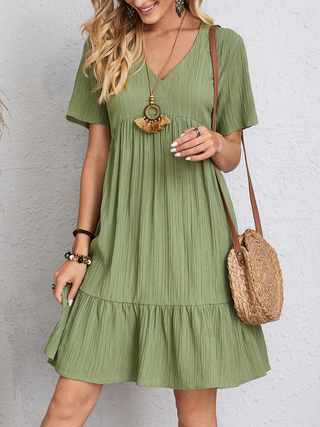 Robe d’été bohème vert à col V, manches courtes et volants échelonnés.