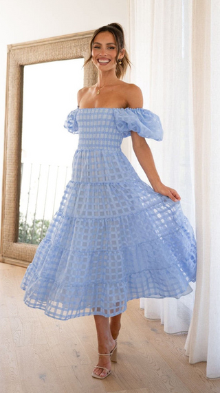 Robe courte bleu clair à épaules dénudées, manches bouffantes, jupe évasée