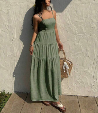 Robe maxi vert sauge à bretelles fines, taille froncée, jupe longue à volants superposés