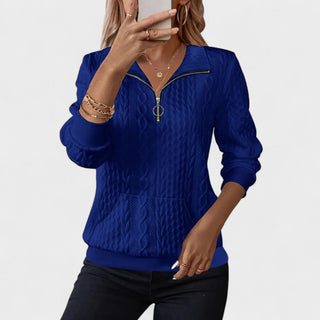 Pull à manches longues bleu texturé, demi-zip et col montant, poignets côtelés.