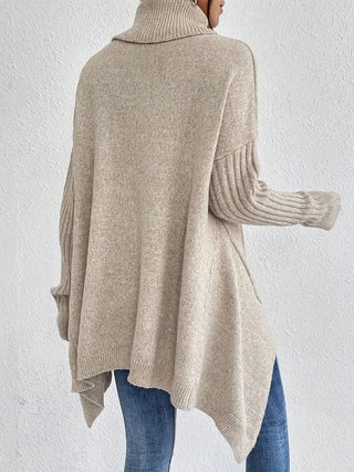 Pull en cachemire crème, col roulé, manches longues, dos couvert et ourlet asymétrique