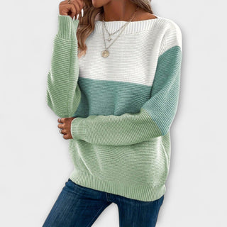 Pull tricolore à rayures blanc et vert, col rond côtelé, manches longues.