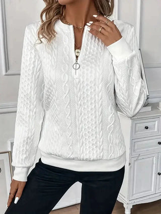 Pull blanc à fermeture éclair centrale, texture torsadée, encolure dégagée