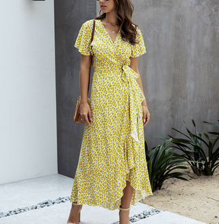 Robe fleurie avec décolleté en V & volants – Estivale & Élégante