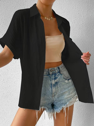 Chemisier noir ample à manches courtes, col chemise, boutonnage, coupe décontractée