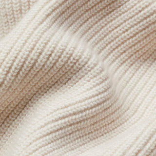 Maille côtelée crème, gros plan de la texture du cardigan