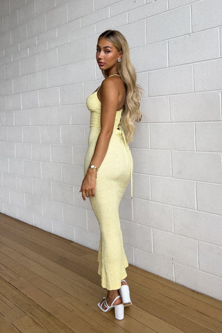 Fernanda | Robe de soirée en béton sculpté avec décolleté plongeant