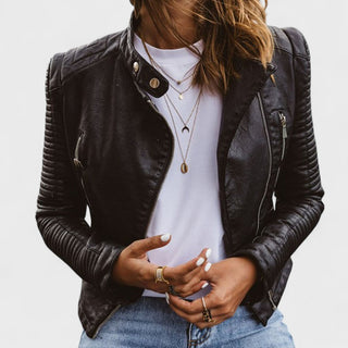 Veste en cuir noire zippée avec col asymétrique et détails matelassés aux épaules