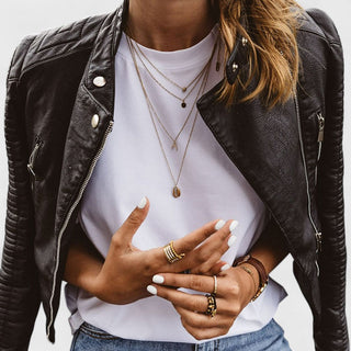 Veste en cuir noire zippée style motard avec pattes décoratives et col cranté
