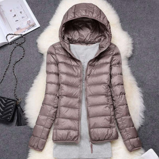 Veste matelassée à capuche, fermeture zippée, couleur champagne rosé.