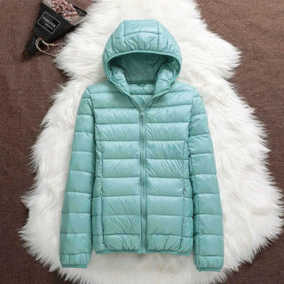 Veste matelassée à capuche, fermeture zippée, couleur vert menthe.