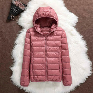 Veste matelassée à capuche, fermeture zippée, couleur rose foncé.