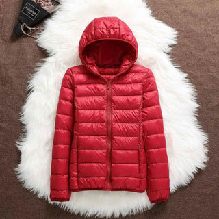 Veste matelassée à capuche, fermeture zippée, couleur rouge.