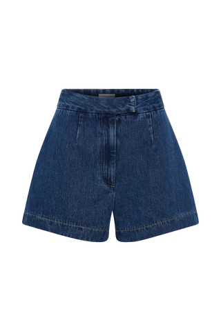 Short en jean bleu taille haute, jambes larges, coutures centrales et ourlet évasé.