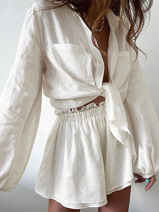 Ensemble en lin blanc : chemise ample boutonnée et short court froncé
