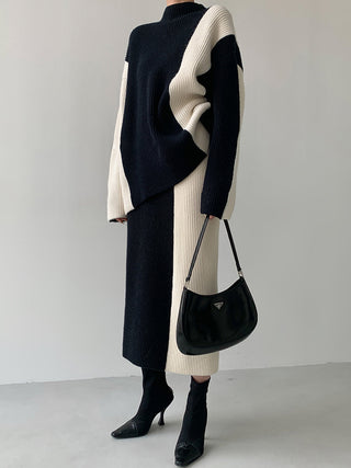 Ensemble jupe et blouse noire, bandes écru sur les manches, col montant, jupe mi-longue.