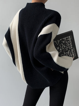 Ensemble jupe et blouse noire à maille côtelée, col montant, pochettes et bandes écru.