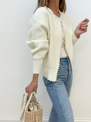 Cardigan en tricot crème, col ras-du-cou, bordure perles le long du devant