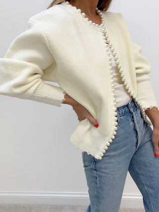 Cardigan en tricot crème manches longues, bordure perlée en V sur l’ouverture