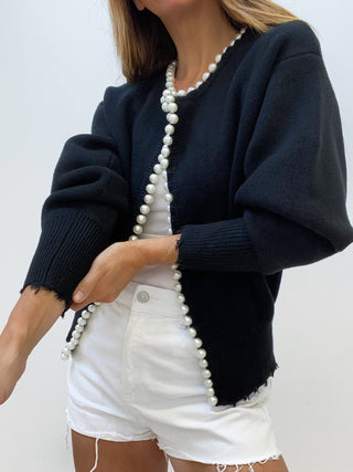 Cardigan en tricot noir ouvert à l’avant, bordure perlée blanche, manches longues
