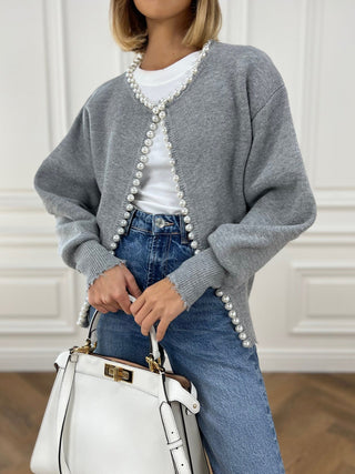 Cardigan en tricot gris ouvert à l’avant, col en V, bordure perlée blanche