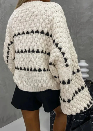Pull en tricot vanille à motifs noirs, vue arrière, manches longues, col rond.