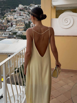 Mathilda | Robe nuisette luxueuse avec décolleté dos profond – Mode de soirée élégante