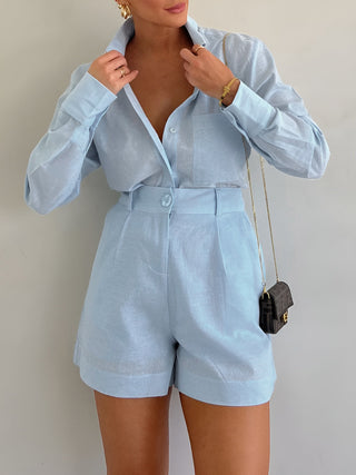 Ensemble en lin bleu clair : chemise boutonnée manches longues et short taille haute ceinturé