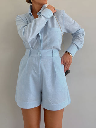 Ensemble en lin bleu clair : chemise boutonnée à col et short taille haute