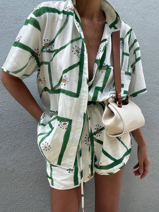 Chemise à col et boutons imprimée vert sur fond blanc, ensemble avec short court assorti