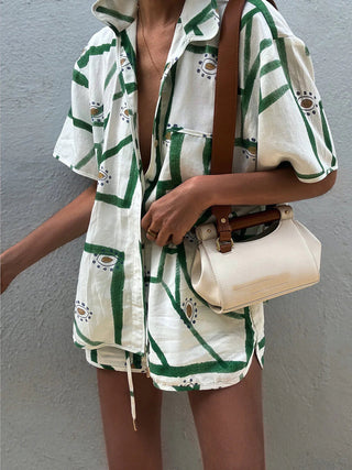 Ensemble chemise boutonnée imprimée vert et blanche avec short court à lien de serrage