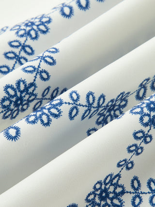 Tissu en lin clair, broderie florale bleu foncé, gros plan