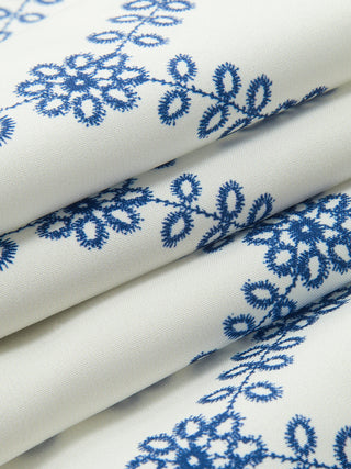 Tissu en lin clair avec broderie florale bleu, détail du motif