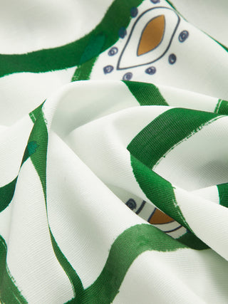 Tissu blanc à imprimé vert, gros plan sur le motif graphique de l’ensemble