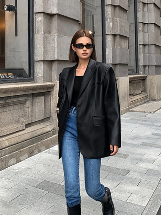Blazer en cuir synthétique noir oversize avec poches plaquées et boutonnière
