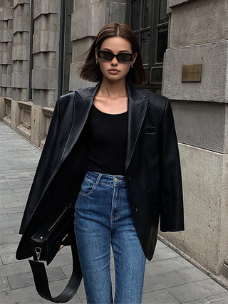 Blazer noir oversize en cuir synthétique, col à revers et bouton unique