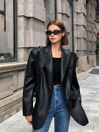 Blazer noir en cuir synthétique oversize, manches longues et poches plaquées
