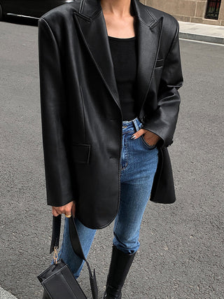Blazer noir en cuir synthétique, coupe oversize, revers et poches plaquées