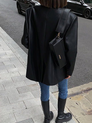 Blazer en cuir synthétique noir oversize, vue de dos avec couture centrale