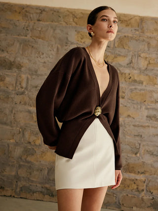 Cardigan marron col V avec boutons dorés, manches longues, vue de face