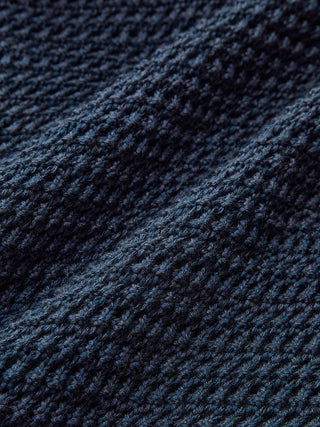 Tricot texturé bleu marine en gros plan, maille régulière