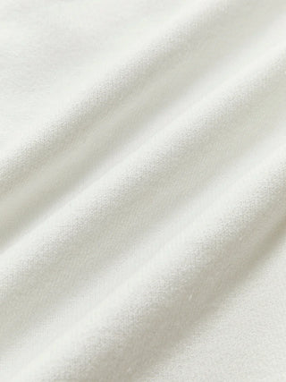 Détail du tissu : tricot blanc à texture fine et nervures