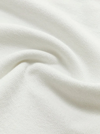 Gros plan du tricot blanc, texture lisse et légère ondulation du fil