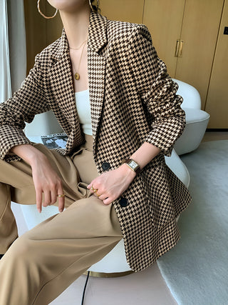 Veste blazer pied-de-poule marron ceinturée, coupe oversize, boutonnage discret