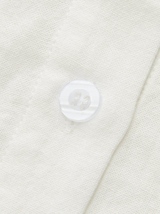 Bouton rond blanc sur chemise en lin