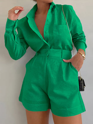 Ensemble en lin vert : chemise boutonnée manches longues et short taille haute ceinturé
