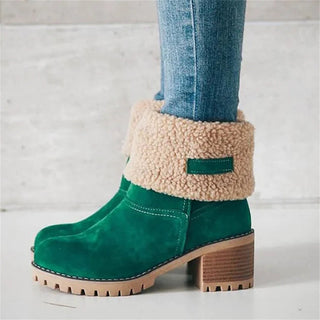 Bottes mi-mollet vertes à col en fausse fourrure beige, talon bloc et semelle crantée.